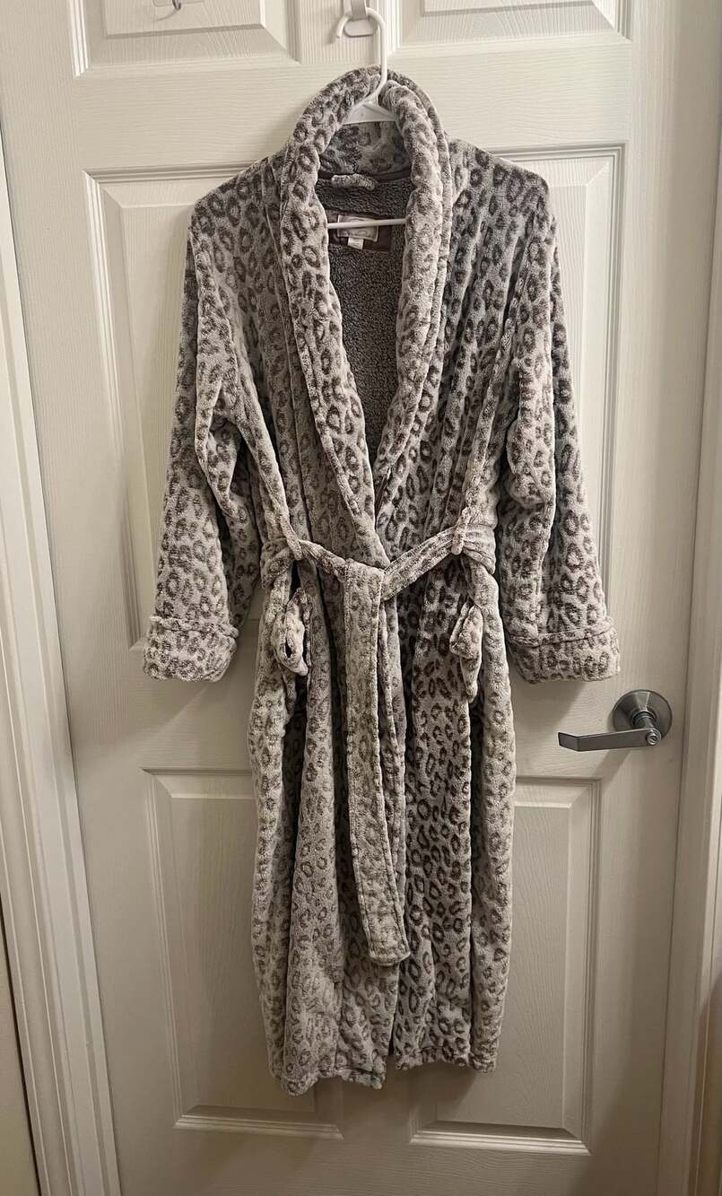 Oscar De La Renta Robe Size S/M Gray Animal Print